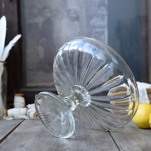 Vintage Glass Cake Stand with Pedestal – Dessert Display Plate – Ribbed Glass Sweet Tray – Rustic Party Decor – Wedding Table Decor