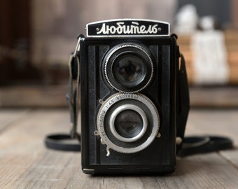 Zabytkowy aparat lustrzany Ljubitel-166 z dwoma obiektywami – średnioformatowy TLR z połowy XX wieku – wizjer na poziomie pasa – aparat fotograficzny do fotografii filmowej