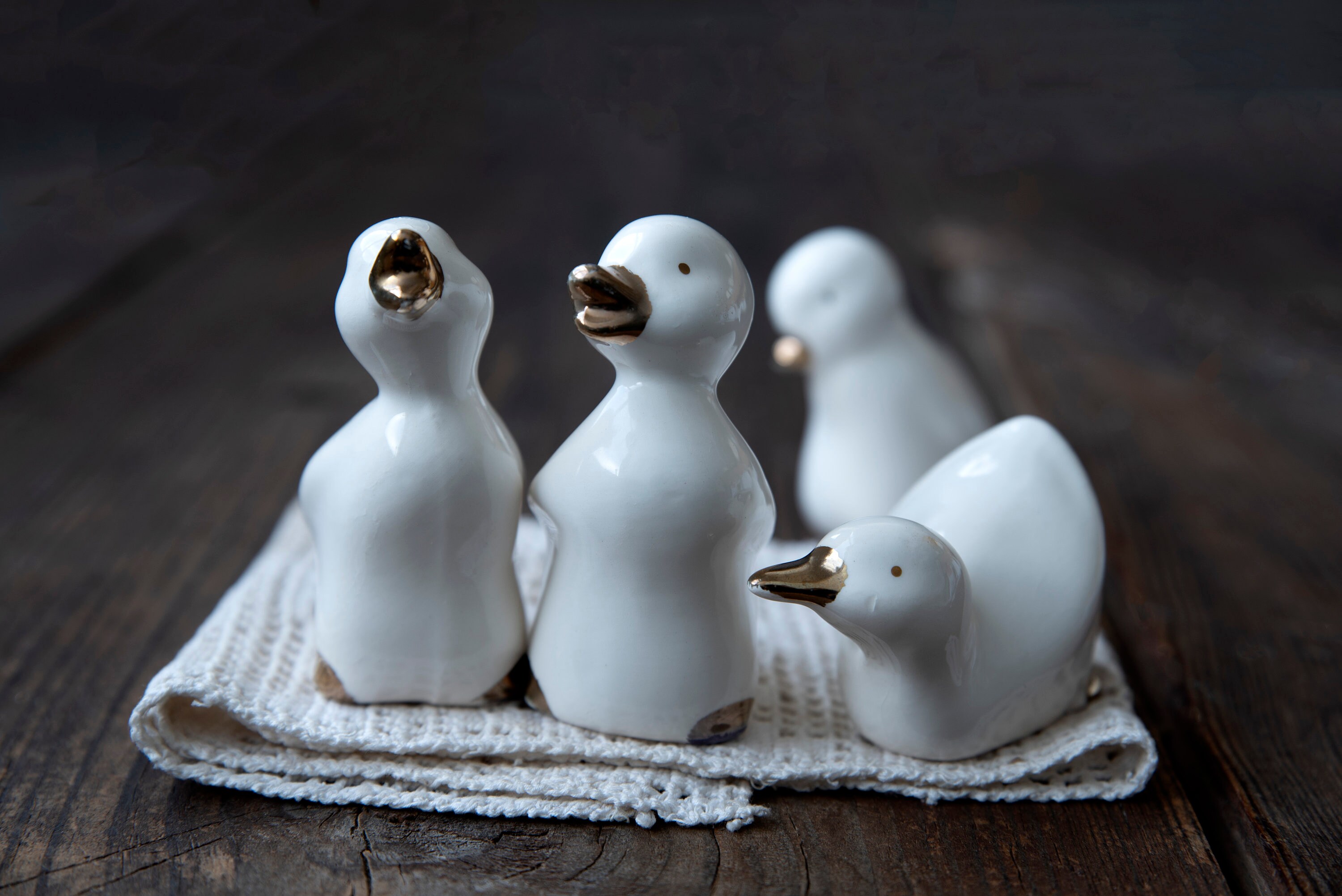 ヴィンテージ陶器製ガチョウの置物4体セット - 農家やコテージハウスの