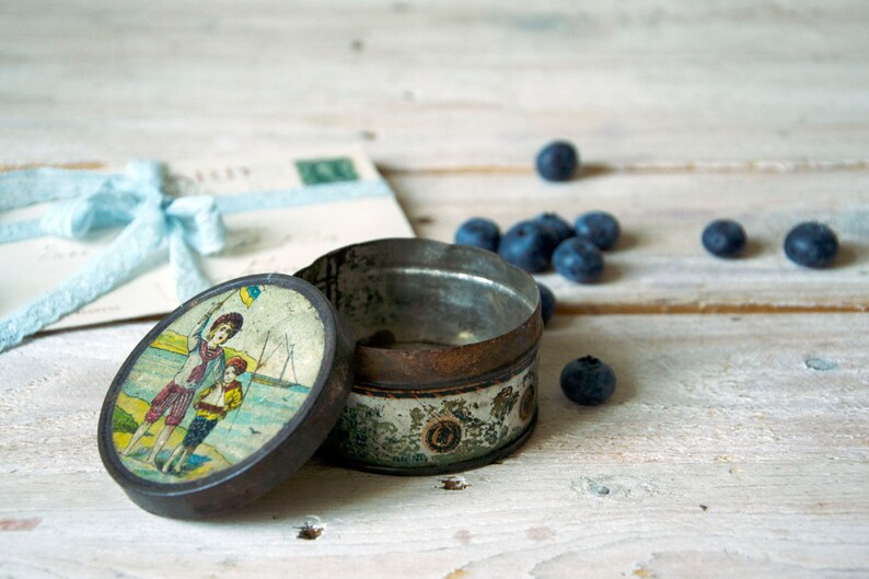 Caramel tin Photo props Vintage round tin container Bonbon tin canister Antique round metal box Old candy box Old metal caramel box