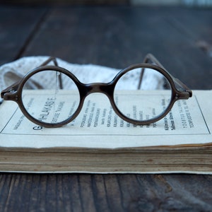 Antique Round Glasses with Original Case – Early 1920s Eyewear in Plastic Frame, Broken Lens, Vintage Collectible Spectacles
