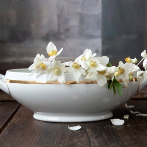 White Vintage Oval Tureen – Mid-Century Ceramic – Gold Rim Serving Dish – Rustic Farmhouse Decor – Floral Centrepiece – Open Shelf Styling