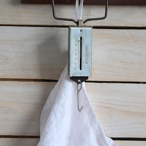 Vintage Hanging Scale With Handle – Rustic Metal Hook Scale For Kitchen, Wall Display Or Industrial Farmhouse Decor
