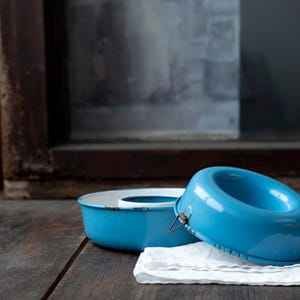 Vintage Enamel Cake Tin – Rustic Blue Ring Mold – Farmhouse Bakeware – Hygge Kitchen Decor – Nostalgic Baking Dish – Herb Planter