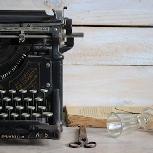 Underwood No. 5 Antique Typewriter – Classic Black Vintage Office Decor – Early 1900s Industrial Writing Machine