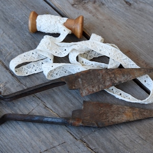 Antique Rustic Sheep Shears – Primitive Iron Scissors with Aged Patina, Farmhouse Wall Decor, Vintage Farm Tool for Country Home Styling
