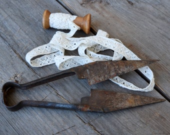 Antique Rustic Sheep Shears – Primitive Iron Scissors with Aged Patina, Farmhouse Wall Decor, Vintage Farm Tool for Country Home Styling