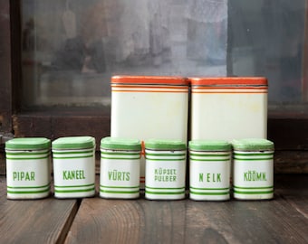 Set di 6 barattoli da cucina vintage – Contenitori per alimenti in latta estone con coperchi – Metallo rustico verniciato – Etichette arancioni, verdi o blu