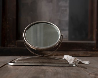 Vintage silverspegel med patina – Liten justerbar rund spegel med åldrat glas – Rustik sminkspegel – Kromad bordsdekor