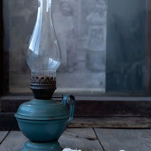 Antique Petrol Oil Lamp – Rustic Farmhouse Decor – Vintage Metal Lantern – Country Cottage Lighting – Antique Home Accessory