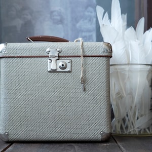 Vintage Woven Suitcase with Key – Decorative Storage Box – Retro Picnic Case – Craft Supplies Organizer – Cottagecore Travel Vibe