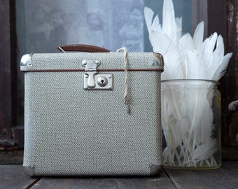 Vintage suitcase, Vintage handbag, Old cardboard suitcase, Storage box, Luggage suitcase, Shabby suitcase