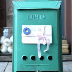 Vintage Green Mailbox – Rustic Metal Post Box – Weathered Farmhouse Mail Holder – Antique Outdoor Decor – No Key Mailbox
