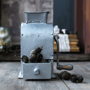 Vintage Wooden Coffee Grinder – Mechanical Hand-Crank Mill for Rustic Kitchen Décor and Freshly Ground Coffee Charm