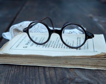 20年代のヴィンテージ丸型べっ甲メガネ。100万個以上も作られた真の