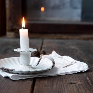 Vintage Enamel Candle Holder – White Chamberstick with Finger Loop, Shabby Chic Candlestick, Rustic Metal Candle Dish, Farmhouse Decor