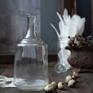 Vintage Glass Decanter with Stopper – Large Water Carafe or Barware for Rustic Kitchen – Elegant Table Setting or Minimalist Home Decor