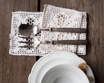 Juego de tenedor y cuchara de azúcar de estilo vintage: elegante cubertería plateada para servir postres, accesorios refinados para la mesa del té de la tarde.