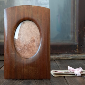 Antique Wooden Picture Frame with Oval Glass – Oval Photo Frame in Rustic Shabby Chic Style – Rustic Vintage Photo Frame – Home Accent