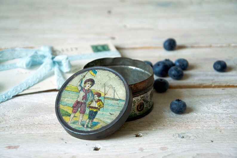 Caramel tin Photo props Vintage round tin container Bonbon tin canister Antique round metal box Old candy box Old metal caramel box
