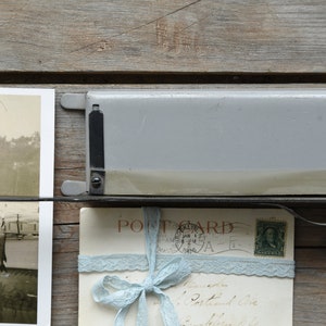 Vintage Guillotine Paper Cutter – Old Metal Photo Trimmer with Straight Edge – Rustic Photographic Tool in Working Condition