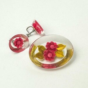 Vintage 1950s Brooch Earrings Set Reverse Carved Lucite Rose Blossoms Jewelry