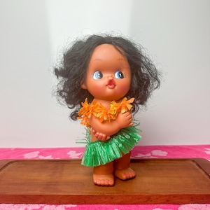 Vintage Hawaiian Hula Girl Tiki Doll w/ Leis Arms Crossed Big Blue Eyes 1970s Tourist Souvenir