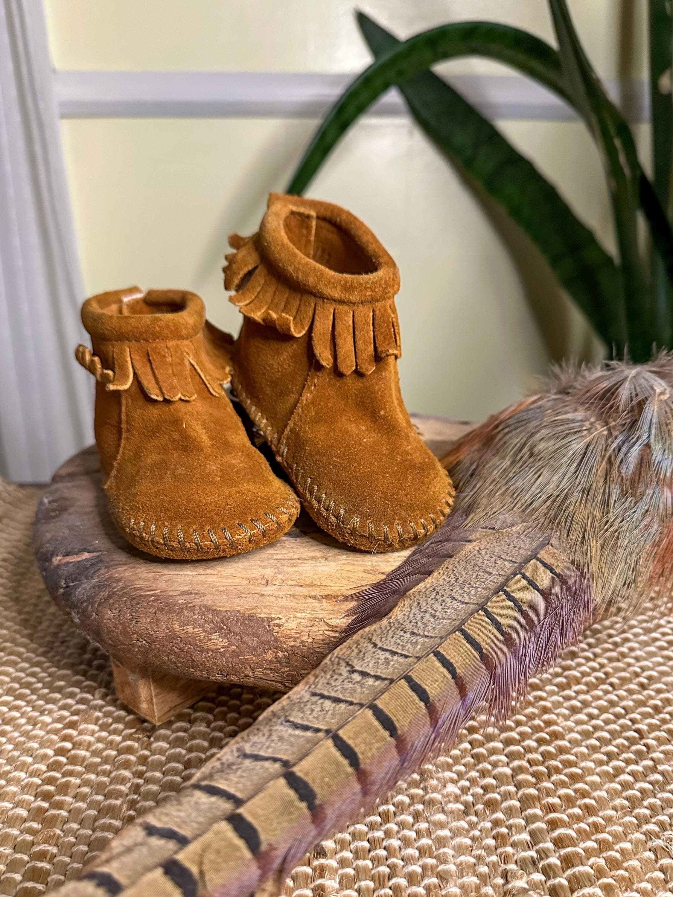 Minnetonka Feather & Beaded Suede Apron Top Moccasins 360° Lacing System Vintage 607tb-3 (1).jpg main image 3