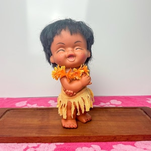 Vintage Hawaiian Hula Girl Tiki Doll w/ Lei Freckles, Arms Crossed, Closed Eyes 1970s Tourist Souvenir