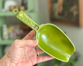 Vintage Avocado Green Plastic Measuring Scoop Mid Century Kitchen Utensil
