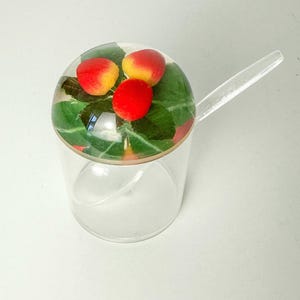 Pote de geleia vintage de acrílico, recipiente para marmelada de morango, decoração kitsch de cozinha de meados do século XX.