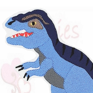 Könnte beinhalten: Gestickter Aufnäher eines blauen Dinosauriers mit dunkelblauen Streifen und Akzenten. Der Dinosaurier hat einen grauen Fleck an der Seite, schwarze Krallen und einen roten Mund. Der Aufnäher befindet sich auf weißem Hintergrund.
