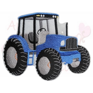 Könnte beinhalten: Gestickter Aufnäher eines blauen Traktors mit schwarzen Reifen. Der Traktor hat eine graue Kabine mit einem Lenkrad im Inneren. Der Aufnäher ist mit einem weißen Hintergrund gestaltet und eignet sich für das Aufnähen auf Kleidung oder Accessoires.