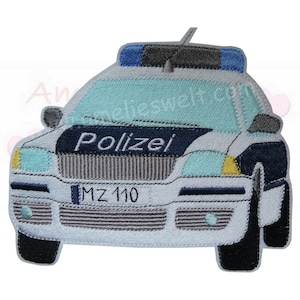Könnte beinhalten: Gestickter Aufnäher eines Polizeiautos in Weiß, Hellblau und Marineblau. Das Wort "Polizei" steht auf der Vorderseite des Autos. Das Auto hat blaue Lichter auf dem Dach und das Nummernschild lautet "MZ 110".