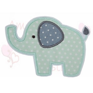 Könnte beinhalten: Ein gestickter Aufnäher in Form eines hellgrünen Elefanten mit weißen Sternmustern. Das Ohr des Elefanten ist blau-grau mit weißen Punkten. Der Aufnäher hat einen hellblauen Rand.