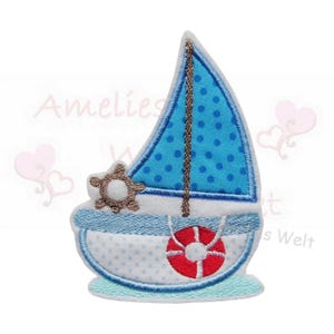 Könnte beinhalten: Nautische Applikation mit einem Segelboot-Design. Das Boot hat ein blaues Segel mit weißen Punkten, ein braunes Steuerrad und eine rote Rettungsboje. Der Bootskörper ist weiß mit blauen Punkten und einem blauen Sockel.