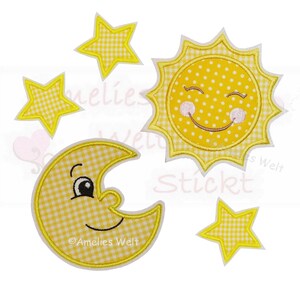 Könnte beinhalten: Eine Sammlung gelber Stoffapplikationen mit einer lächelnden Sonne, einem Mond mit Gesicht und drei Sternen. Sonne und Mond haben lächelnde Gesichter. Die Applikationen haben ein Vichy-Muster.