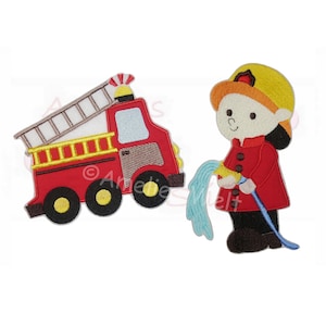 Könnte beinhalten: Gestickte Aufnäher mit einem roten Feuerwehrauto mit Leiter und einem Feuerwehrmann mit gelbem Helm und rotem Mantel, der einen blauen Wasserschlauch hält. Die Aufnäher haben schwarze, gelbe und braune Akzente.