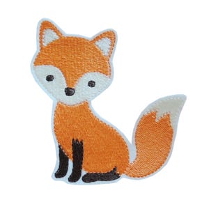 Könnte beinhalten: Gestickter Aufnäher mit einem Cartoon-Fuchs in Orange, Weiß und Schwarz. Der Fuchs sitzt mit eingerolltem Schwanz. Der Aufnäher hat einen weißen Rand und eignet sich für Kleidung oder Accessoires.