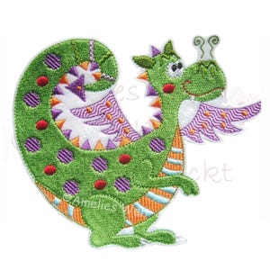 Könnte beinhalten: Ein skurriles grünes Drachen-Patch mit einem verspielten Design. Der Drache hat lila Tupfen, orangefarbene Streifen und weiße Akzente. Die Drachenflügel haben ein lila-weißes Zickzackmuster. Der Aufnäher ist gestickt.