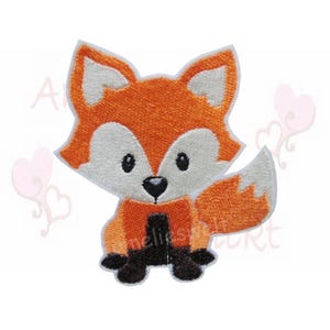 Könnte beinhalten: Gestickter Aufnäher mit einem Cartoon-Fuchs. Der Fuchs hat orangefarbenes Fell mit weißen Akzenten auf Gesicht, Ohren und Schwanz. Er hat schwarze Augen und eine schwarze Nase. Der Aufnäher ist für das Aufnähen auf Kleidung oder Accessoires gedacht.