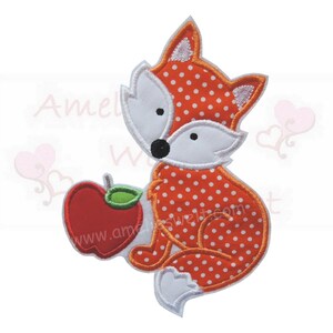 Könnte beinhalten: Ein orangefarbener Fuchs mit weißen Punkten und weißen Akzenten, der einen roten Apfel mit einem grünen Blatt hält. Der Fuchs hat eine schwarze Nase und Augen. Das Bild enthält den Text "Amel W" und "www.amelswelt.com".