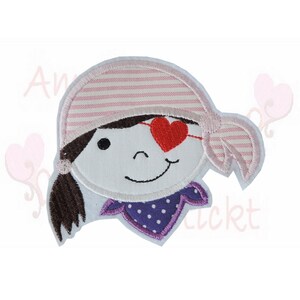 Könnte beinhalten: Gestickter Aufnäher mit dem Gesicht eines Cartoon-Piratenmädchens. Sie trägt ein rosa-weiß gestreiftes Bandana, eine herzförmige Augenklappe in Rot und ein lila gepunktetes Halstuch. Ihre braunen Haare sind zu einem Zopf gebunden, und sie lächelt.