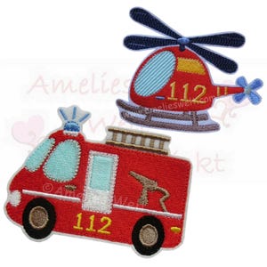 Könnte beinhalten: Zwei gestickte Aufnäher: ein rotes Feuerwehrauto und ein roter Hubschrauber. Das Feuerwehrauto hat schwarze Räder, ein hellblaues Fenster und die gelbe Nummer "112". Der Hubschrauber hat blaue und schwarze Rotoren und die gelbe Nummer "112".