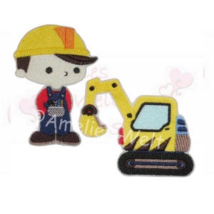 Könnte beinhalten: Zwei aufgestickte Aufnäher: ein Bauarbeiter und ein gelber Bagger. Der Arbeiter trägt einen gelben Helm, ein rotes Hemd und eine blaue Latzhose. Der Bagger ist gelb mit schwarzem Kettenlaufwerk und blauen Akzenten.