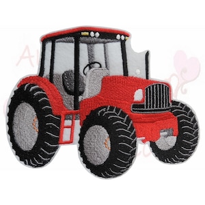 Könnte beinhalten: Gestickter Aufnäher eines roten Traktors mit schwarzen Reifen und einer grauen Kabine. Der Traktor hat ein detailliertes Design, einschließlich Lenkrad und Scheinwerfern. Der Aufnäher ist wahrscheinlich für Kleidung oder Accessoires.