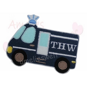 Könnte beinhalten: Gestickter Aufnäher eines marineblauen Einsatzfahrzeugs mit den Buchstaben "THW" in Weiß. Das Fahrzeug hat hellblaue Fenster und ein hellblaues Blaulicht. Die Räder sind braun und schwarz.