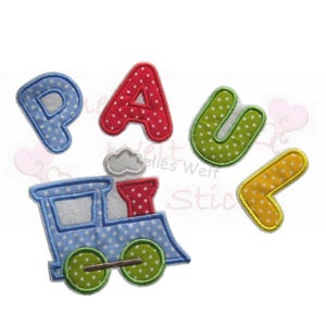Könnte beinhalten: Applikationsset mit einem blauen Zug mit grünen Rädern und einem roten Schornstein sowie den Buchstaben P, A, U und Y. Jeder Buchstabe und der Zug sind mit weißen Punkten verziert. Die Buchstaben sind in Rot, Grün, Gelb und Blau.