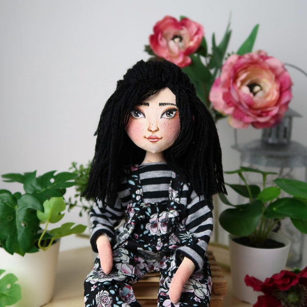 Poupée asiatique de tissu fait main femelle, poupée textile d’héritage, poupée d’art ethnique, poupée chinoise d’OOAK, fille dans la combinaison, modèle de Boho