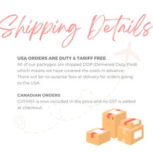 Puede incluir: Un gr&aacute;fico informativo titulado Shipping Details en letra cursiva rosa. Incluye texto sobre pedidos a EE. UU. libres de impuestos y la inclusi&oacute;n de GST/HST canadiense, un icono de avi&oacute;n, un pin de ubicaci&oacute;n y tres cajas de cart&oacute;n.